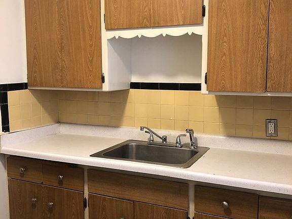 5th image of 1562 E Capitol Dr APT 2
