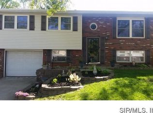 372 Hand Dr, Godfrey, IL 62035