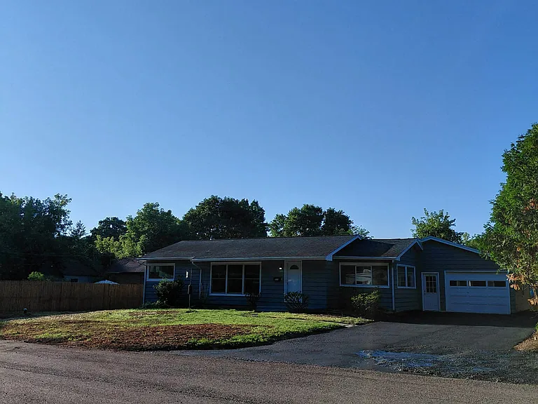 111 Randall Ave — Photo 2