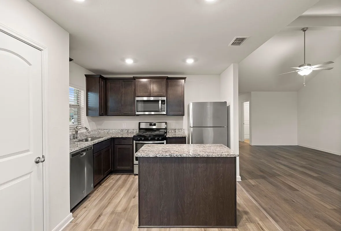 3 bed, 2.0 bath, 1681 sqft, $2,100 — Photo 4