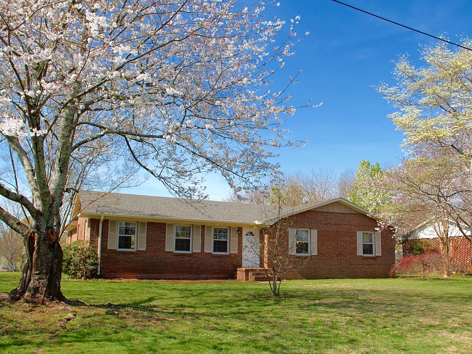 1st image of 218 Fairfax Dr