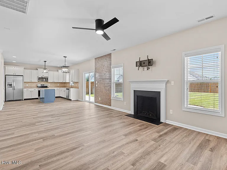 403 Zircon Ct — Photo 11