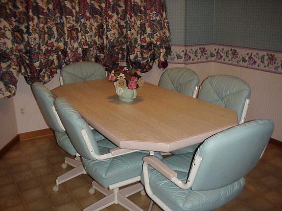 Eat in Kitchen w/Bay Window