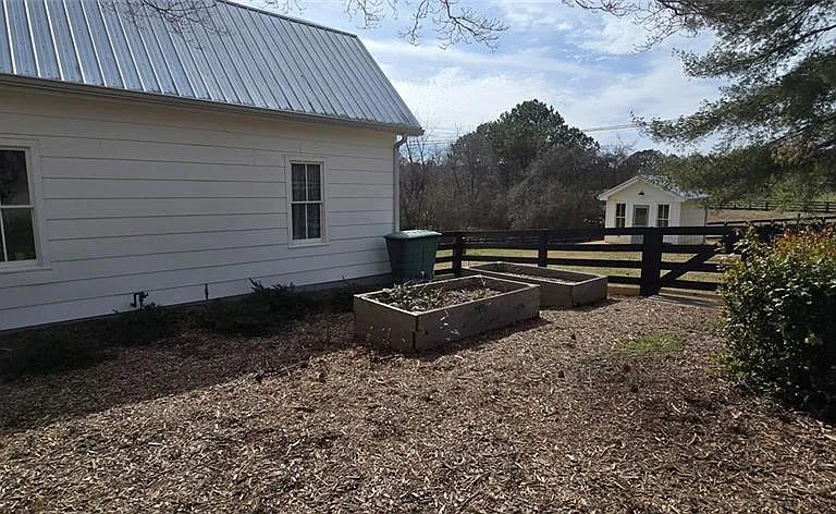 812 Bessie Ln — Photo 32