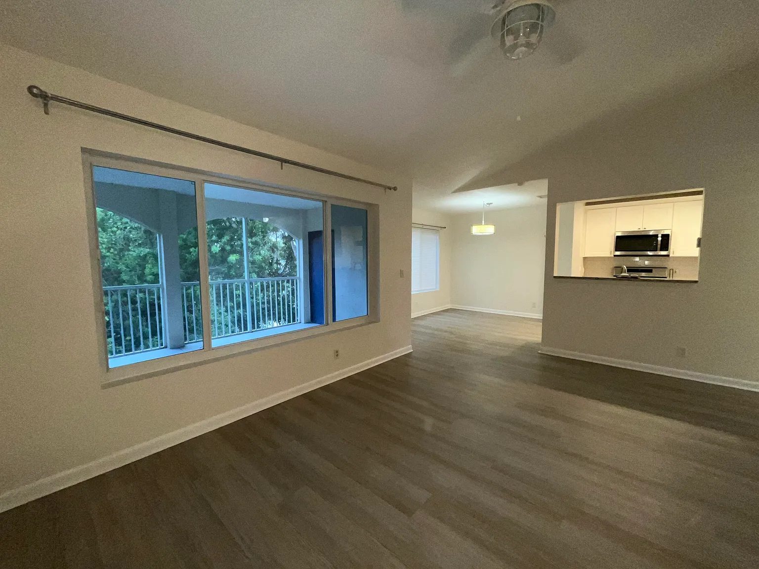 2 bed, 2.0 bath, 884 sqft, $1,995 — Photo 2