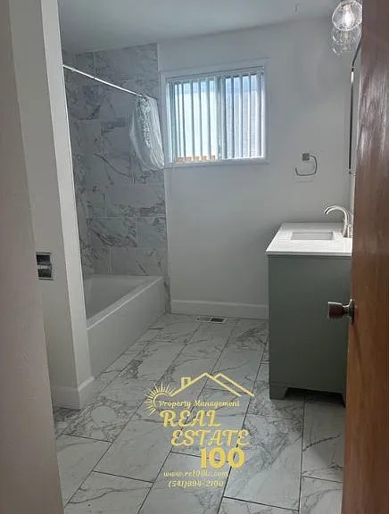 928 SW Bay View Ln — Photo 8