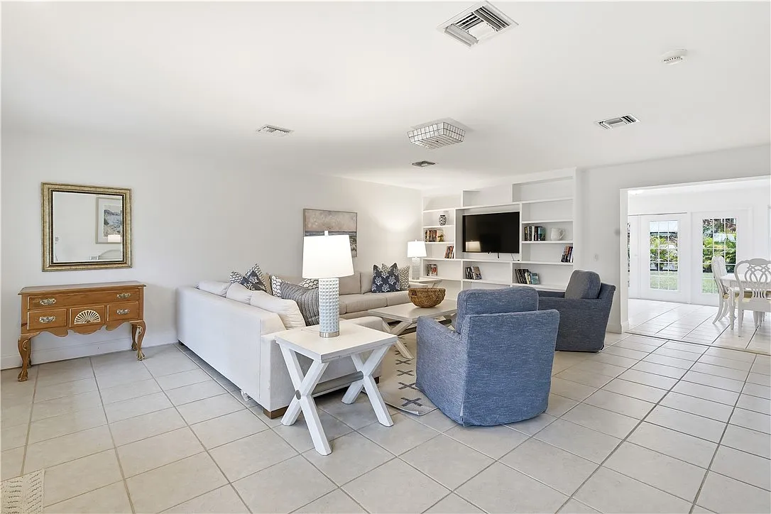 3 bed, 1455 sqft, $8,500 — Photo 2