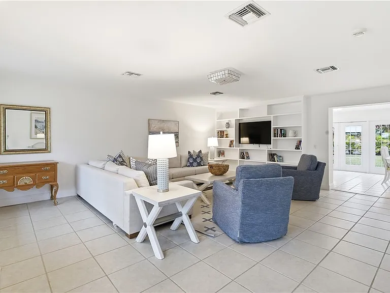 725 Dahlia Ln — Photo 2