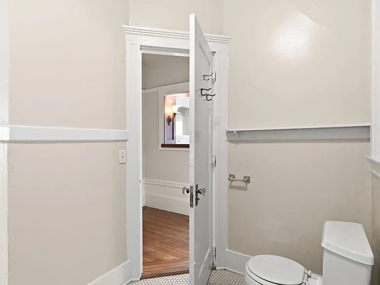 The Townsend Apartments, located at 1029 Oak Street, is a beautiful four-story, historic brick bu... — Photo 16