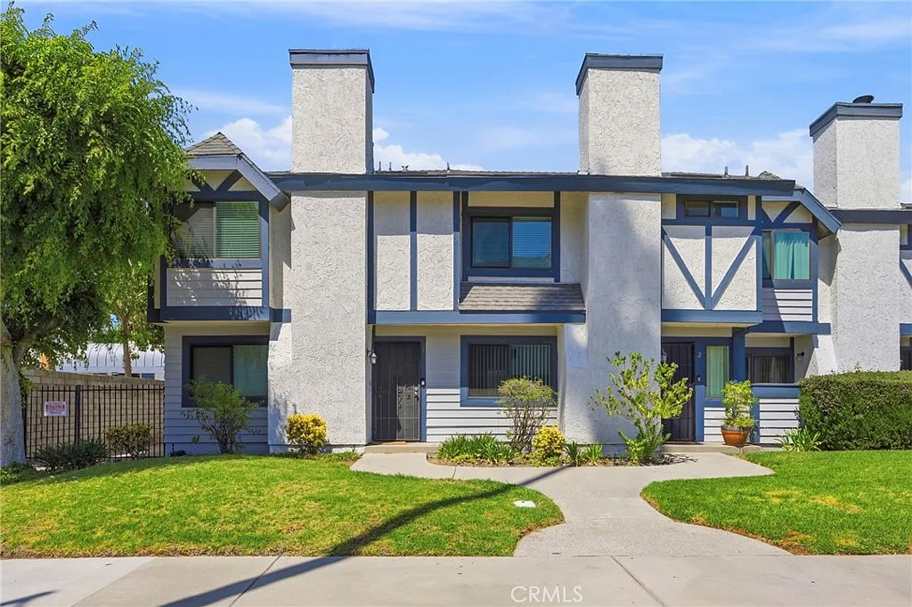 3 bed, 1194 sqft, $3,700 — Photo 1