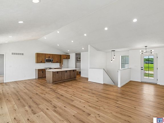 4th image of 9101 Castle Pine Dr