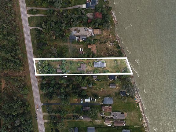 3rd image of 3770 N Lakeshore Rd