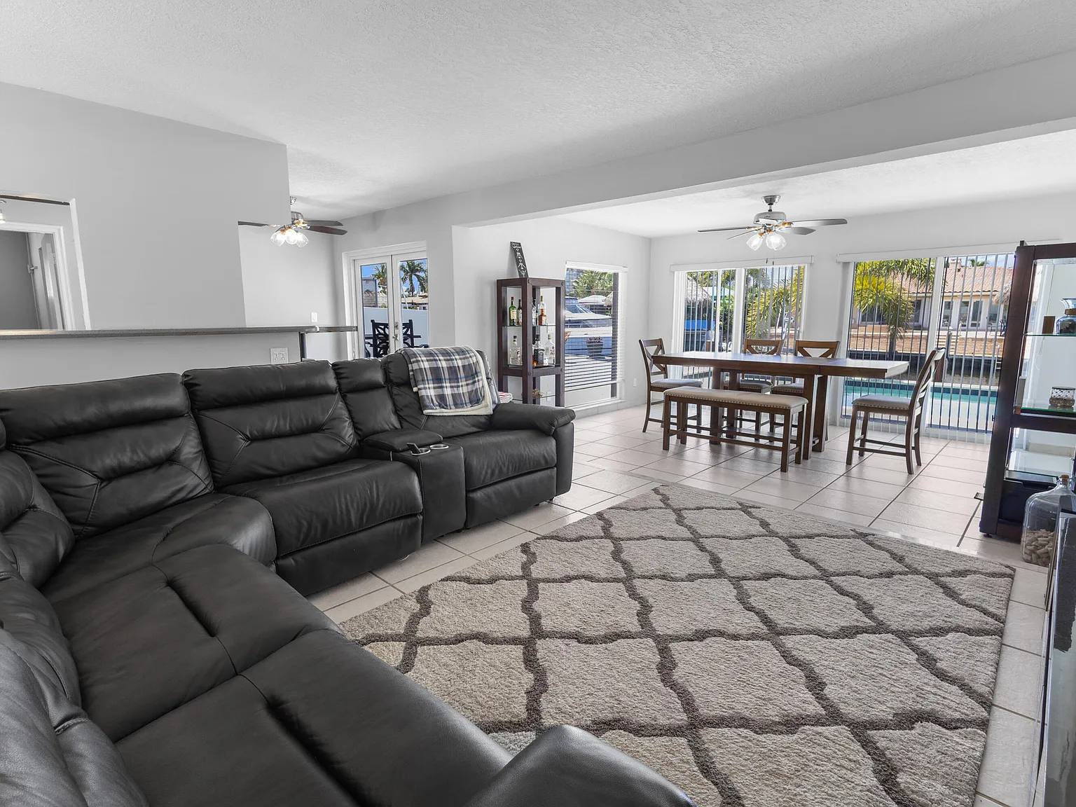 3 bed, 2.0 bath, 1388 sqft, $6,500 — Photo 4