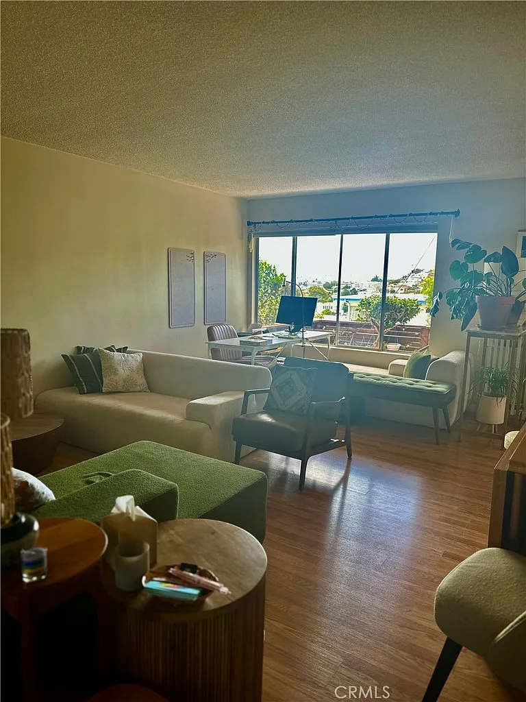 2 bed, 950 sqft, $3,600 — Photo 2