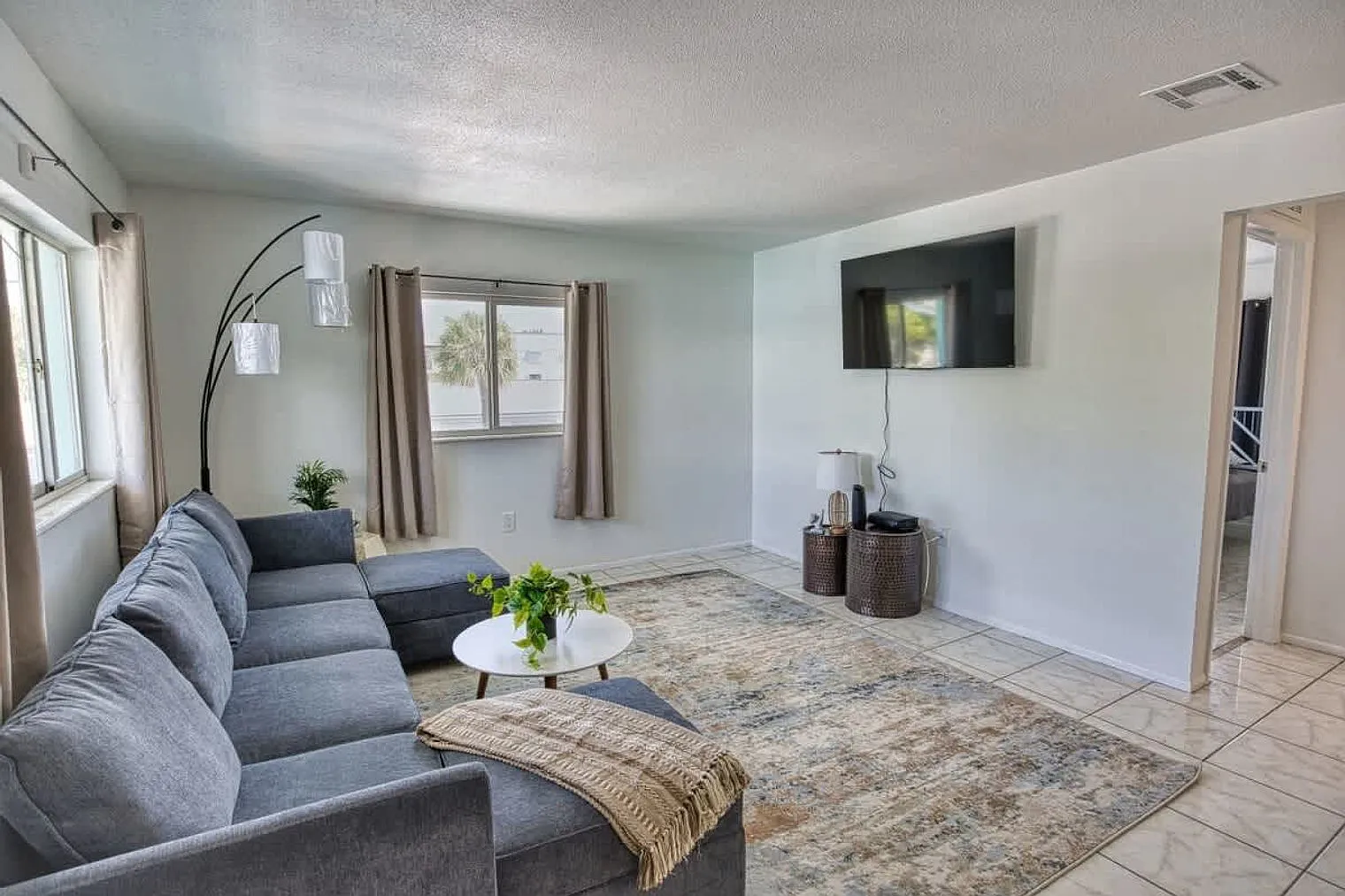 2 bed, 1.0 bath, 796 sqft, $3,052 — Photo 3