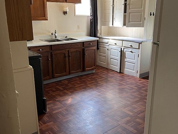 3rd image of 449 1/2 W 7th St