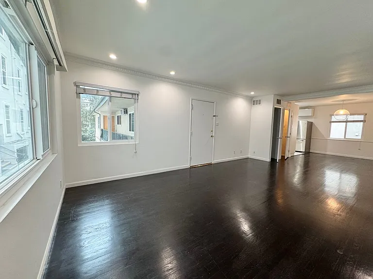 307 S Clark Dr — Photo 4