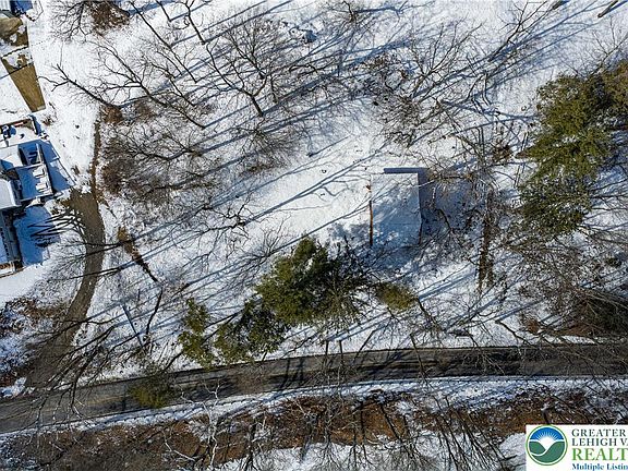 2nd image of 2058 River Rd