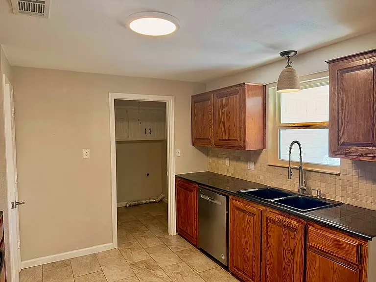 2926 Panhandle Dr — Photo 7