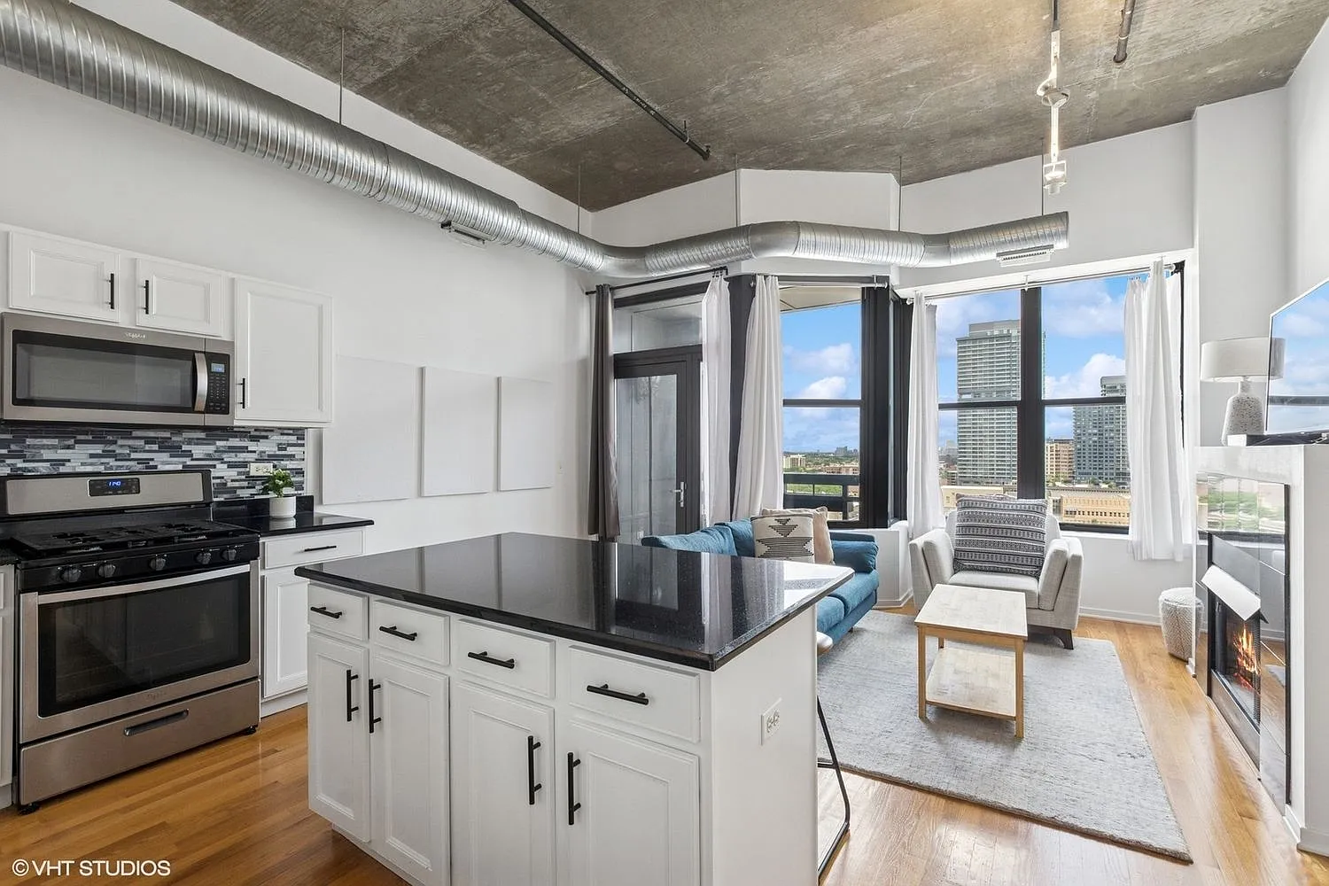 849 N Franklin St — Photo 1