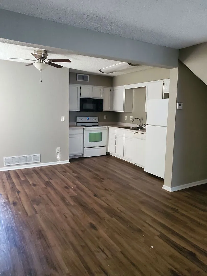 3 Bedroom, 2 1/2 Bathroom Townhouse — Photo 1