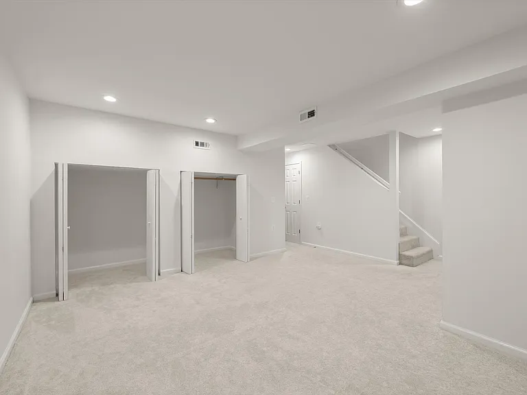 315 Center St N — Photo 22