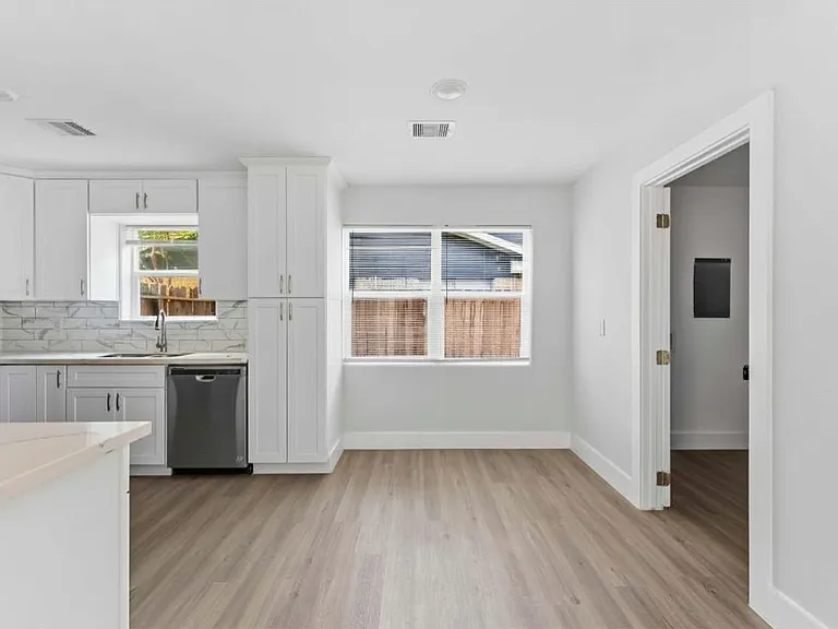 3923 Hickok Ln — Photo 6