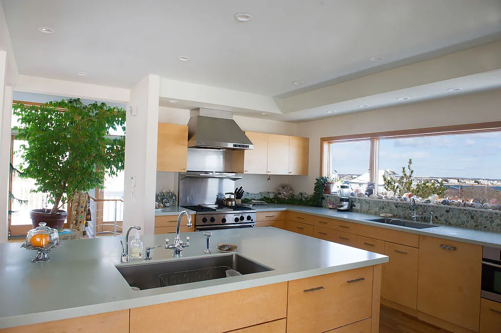 Spectacular Dune Road Oceanfront Beach House — Photo 3