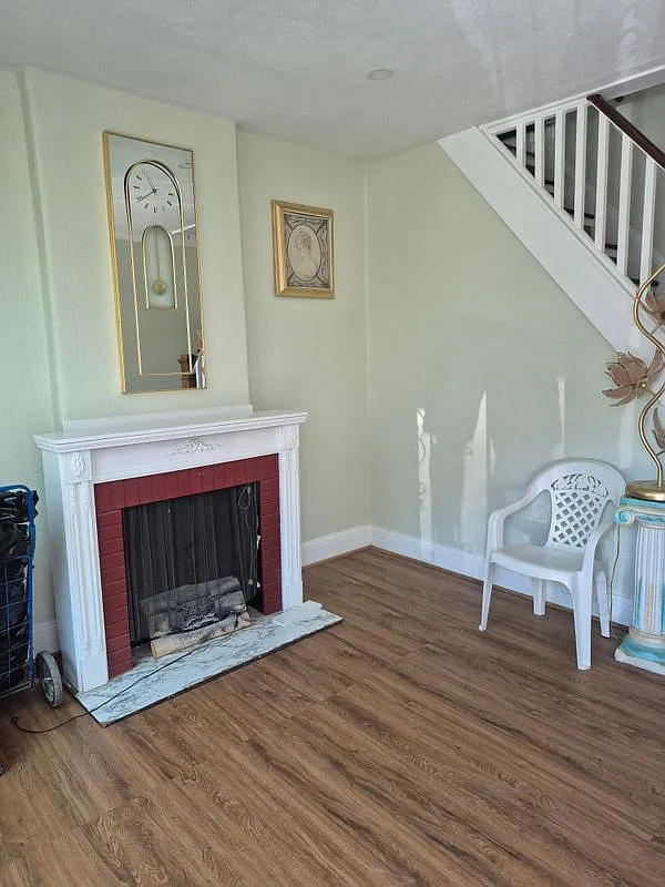 2 bed, 1.0 bath, 702 sqft, $1,200 — Photo 2
