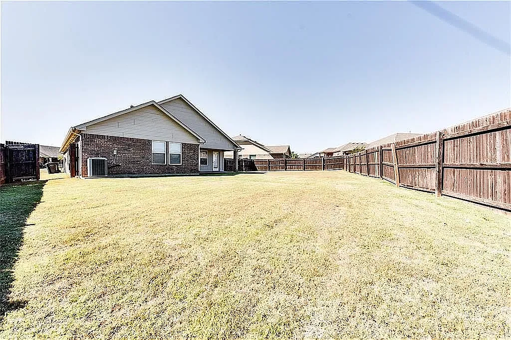 3 bed, 1954 sqft, $2,000 — Photo 3