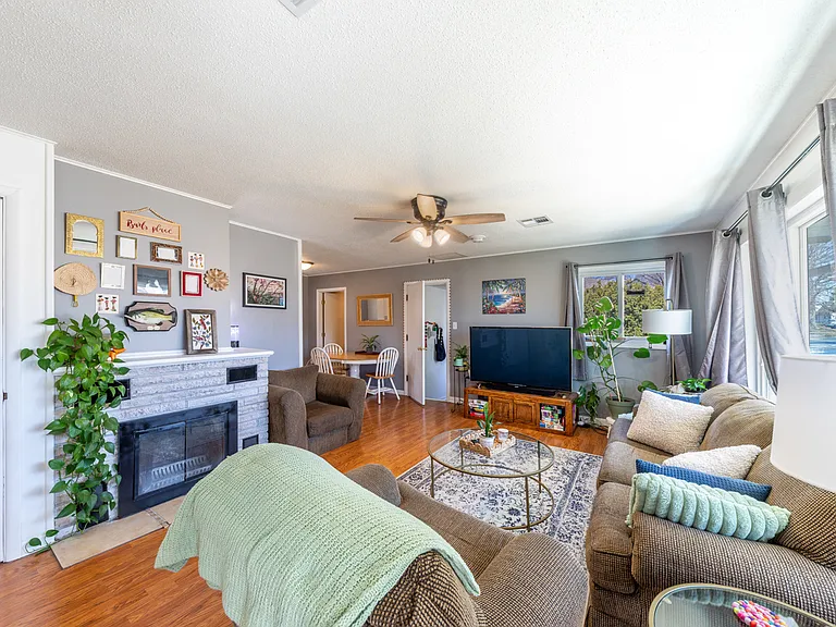 1515 Jarvis Dr — Photo 2