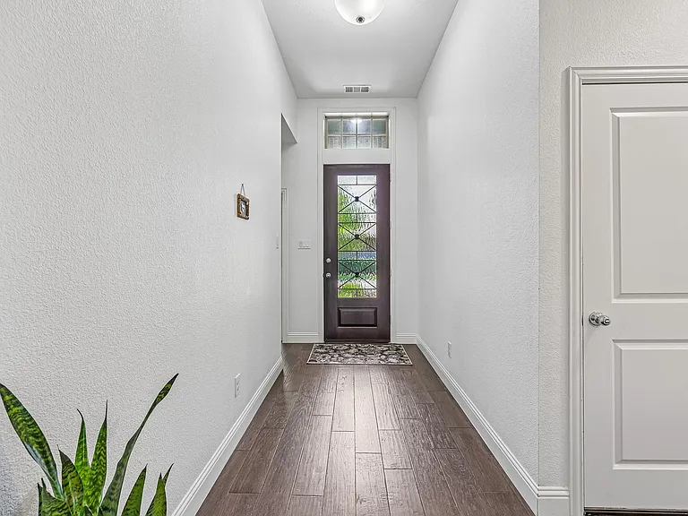 808 Parkland Dr — Photo 5