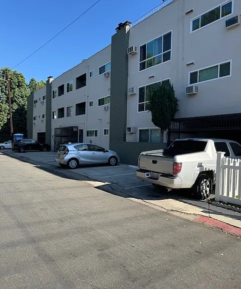 4660 Cahuenga Blvd — Photo 5