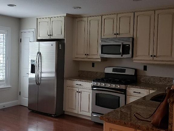 3rd image of 804 Stewart St
