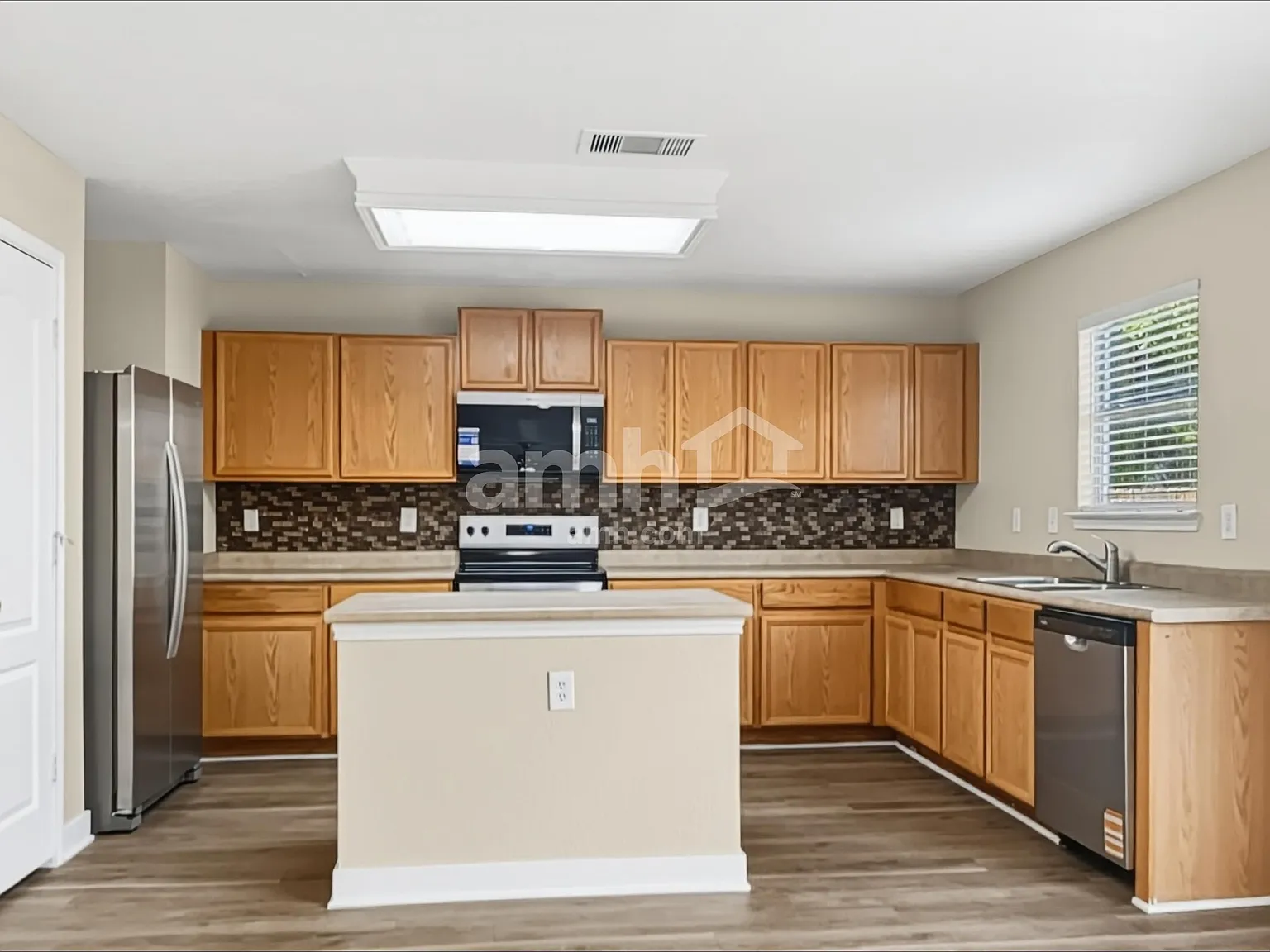 3 bed, 2.5 bath, 2297 sqft, $1,845 — Photo 3