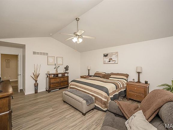 5th image of 12 Riverside Ct