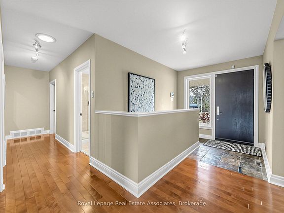 4th image of 1561 Pinetree Cres