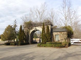 121 Friendfield Ln, Greenwood, SC 29649