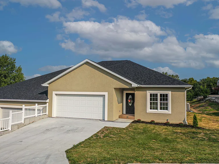 1828 Pinnacle Point Dr — Photo 1