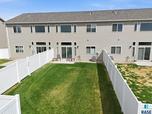 5513 S Huntwood Ave, Sioux Falls, SD 57108