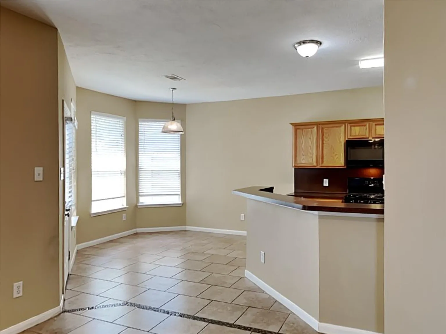 3 bed, 2.5 bath, 1710 sqft, $1,735 — Photo 3