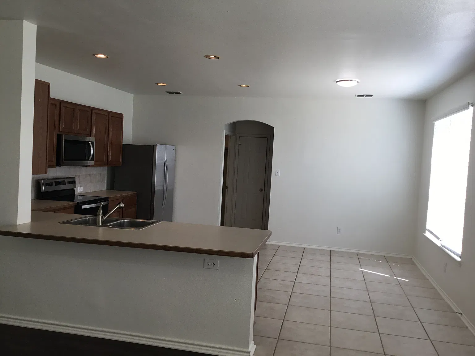 3 bed, 2.5 bath, 3048 sqft, $2,710 — Photo 3