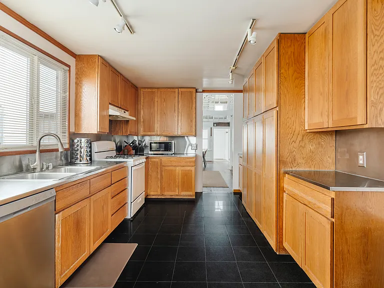 52 Ozone Ave — Photo 25