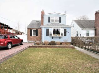 253-18 84th Dr, Bellerose, NY 11426