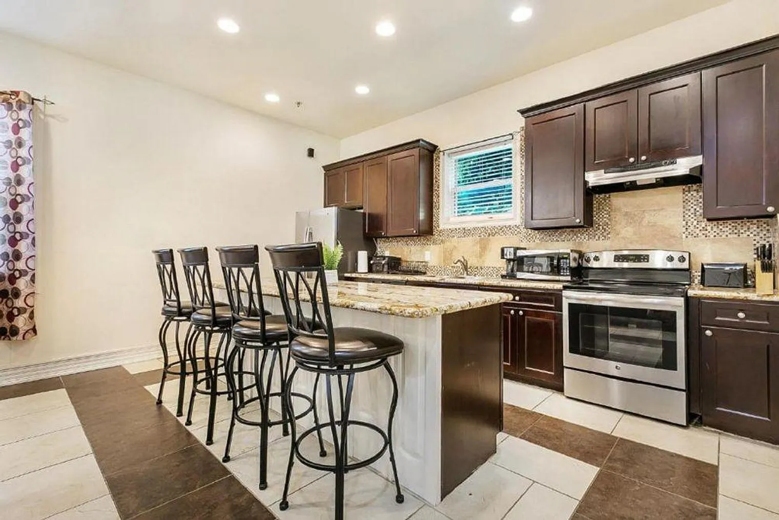 3 bed, 3.0 bath, 3003 sqft, $6,821 — Photo 2