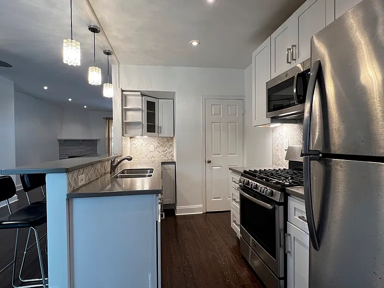 248 E Queen Ln — Photo 19