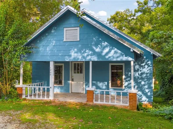 1009 S Pond St, Toccoa, GA 30577