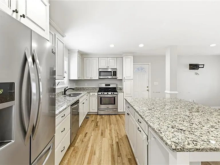 2176 Riverside Dr — Photo 5
