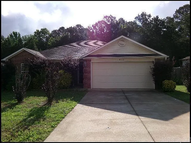 9112 Pleasant Valley Dr — Photo 1