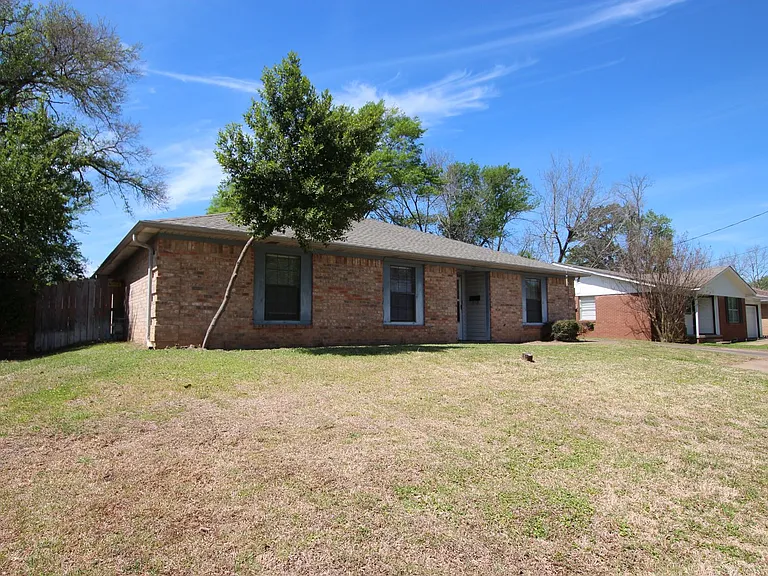 3211 S Donnybrook Ave — Photo 1
